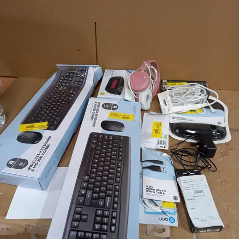 LOT OF APPROX 20 TECH ITEMS INCLUDING KEYBOARDS ,  HEADPHONES AND ALARM CLOCKS 