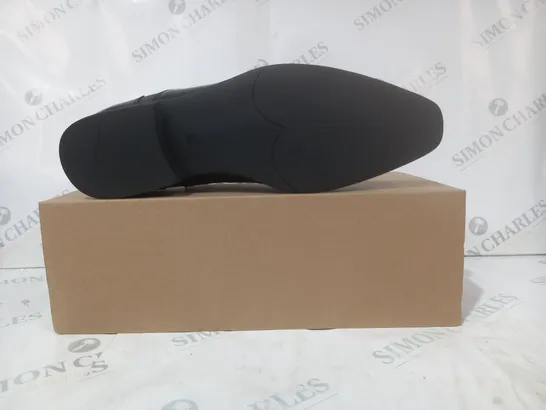 BOXED PAIR OF EVERYDAY LACE UP SHOES IN BLACK SIZE 11