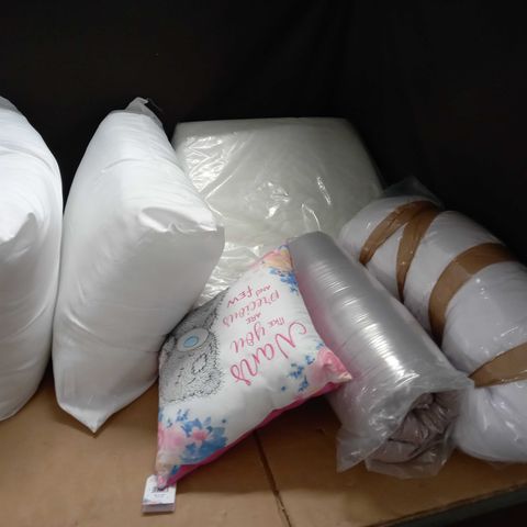 LOT OF 6 ASSORTED HOME FABRIC ITEMS TO INCLUDE PILLOWS AND CUSHIONS