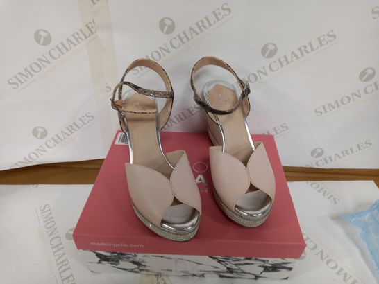 BOXED PAIR OF MODA IN PELLE WEDGED SHOES - LIGHT PINK SIZE 39EU