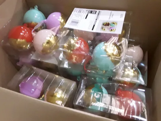 BOX CONTAINING APPROXIMATELY 9 BRAND NEW BOXED GLASS BAUBLE 4PKS