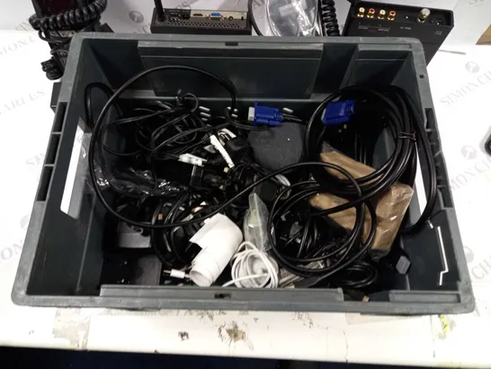 BOX TO CONTAIN APPROX. 12 X ASSORTED TECH PRODUCTS AND ACCESSORIES. INCLUDES CHARGING CABLES, CARD READERS, MULTI-MEDIA PLAYER ETC 