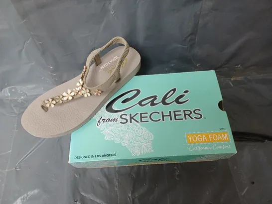 BOXED PAIR OF YOGA FOAM CALI SKECHERS SANDALS UK SIZE 7