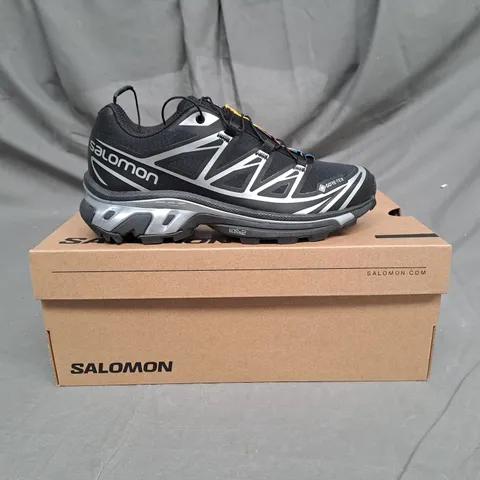 BOXED PAIR OF SALOMONGORE-TEX OUTDOOR PLEIN AIR TRAINERS IN BLACK/SILVER SIZE 3.5