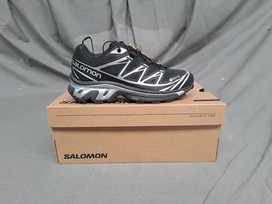 BOXED PAIR OF SALOMONGORE-TEX OUTDOOR PLEIN AIR TRAINERS IN BLACK/SILVER SIZE 3.5