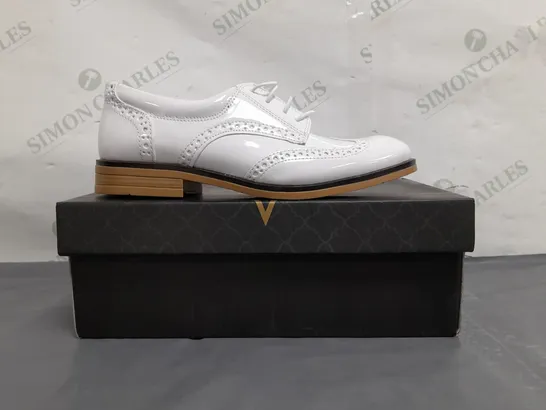 BOXED PAIR OF SIRRI LACE UP SHOES IN WHITE UK SIZE 2.5