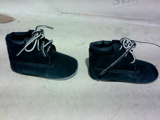 BOXED PAIR OF TIMBALAND SHOES (DARK BLUE, SIZE APPROX. UK 4) AND STRIPED HAT (BLUE-WHITE)