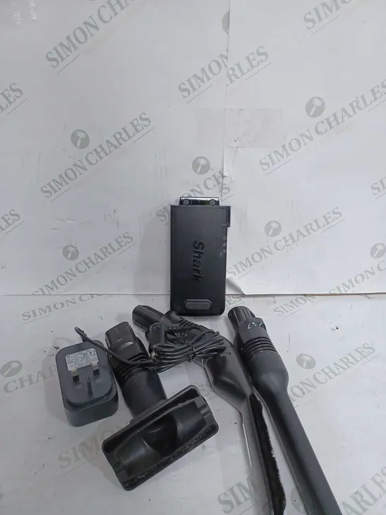 SHARK BATTERY XBATR725EU & ATTACHMENTS 