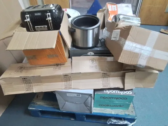 PALLET OF ASSORTED HOUSEHOLD ITEMS TO INCLUDE COOKWORK TOASTER, BREVILLE TOASTER AND BREVILLE SLOW COOKER