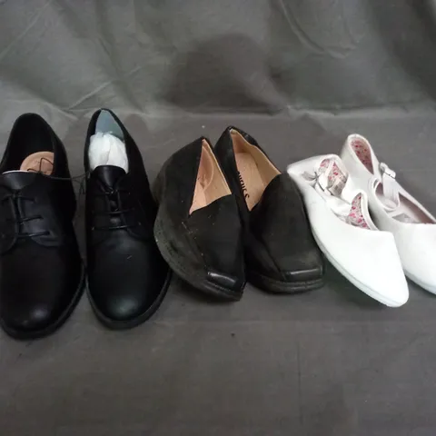 APPROXIMATELY 10 PAIRS OF ASSORTED SHOES IN VARIOUS STYLES AND SIZES