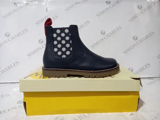 BOXED PAIR OF MINI BODEN KIDS LEATHER CHELSEA BOOTS IN NAVY EU SIZE 30