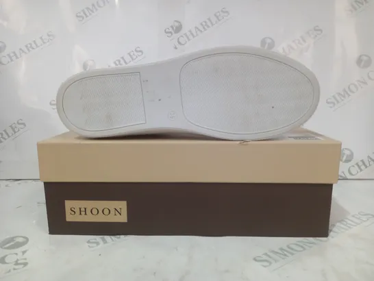 BOXED PAIR OF SHOON LACE UP TRAINERS IN WHITE/METALLIC GOLD SIZE 6