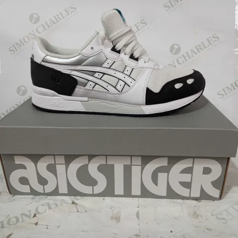 BOXED PAIR OF ASICSTIGER GEL-LYTE TRAINERS IN WHITE/BLACK UK SIZE 9