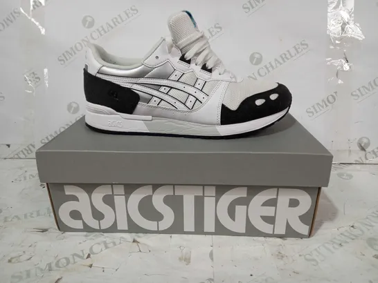 BOXED PAIR OF ASICSTIGER GEL-LYTE TRAINERS IN WHITE/BLACK UK SIZE 9