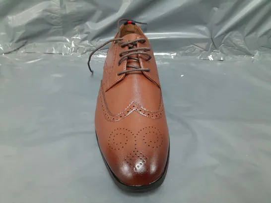 BOXED PAIR OF PETER WERTH HARRISON BROGUE SHOES IN TAN UK SIZE 8