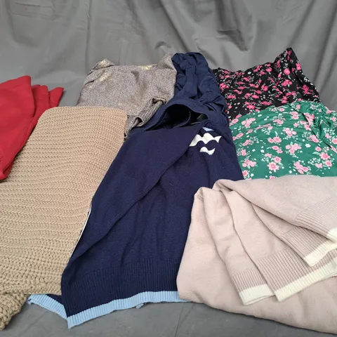 BOX OF APPROXIMATELY 15 ASSORTED CLOTHING ITEMS TO INCLUDE JUMPERS, PANTS AND PYJAMAS