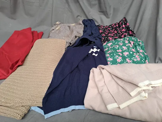 BOX OF APPROXIMATELY 15 ASSORTED CLOTHING ITEMS TO INCLUDE JUMPERS, PANTS AND PYJAMAS