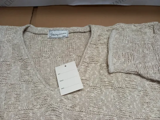 LOT OF APPROXIATELY 20 AS NEW TEXTURED KNIT V-NECK JUMPERS IN NATURAL - SIZE UNSPECIFED