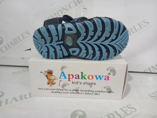 BOXED PAIR OF APAKOWA KIDS SHOES IN NAVY EU SIZE 24