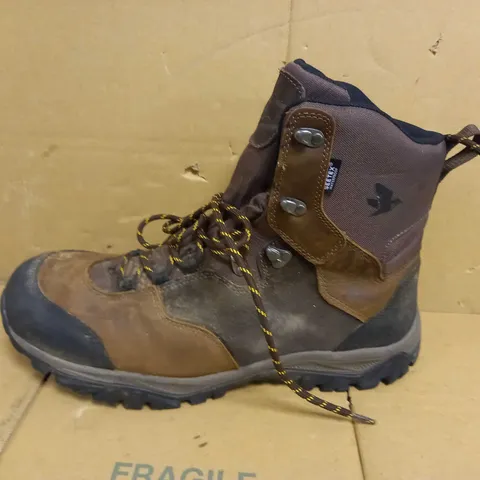 PAIR OF SEELAND HAWKER LOW BOOT - SIZE 10.5