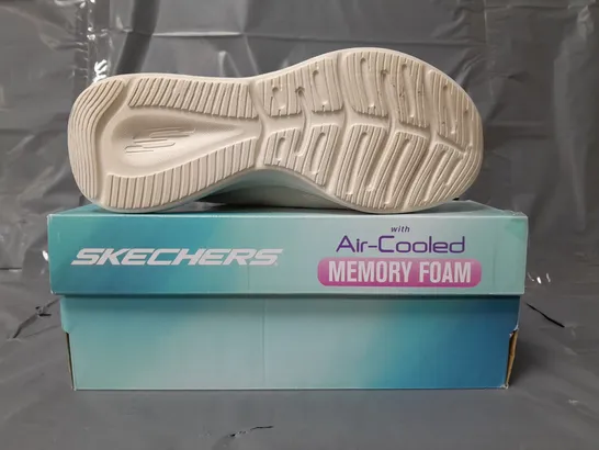 BOXED PAIR OF SKECHERS AIR-COOLED MEMORY FOAM TRAINERS IN CREAM SIZE 6