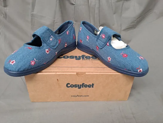 BOXED PAIR OF COSYFEET SLIPPERS IN DENIM W. PINK DAISY PATTERN UK SIZE 7