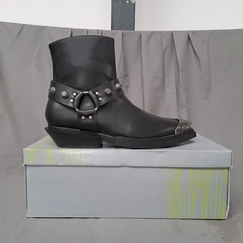 BOXED PAIR OF KOI SOUL RENDER COWBOY BOOTS IN BLACK/SILVER EFFECT UK SIZE 7