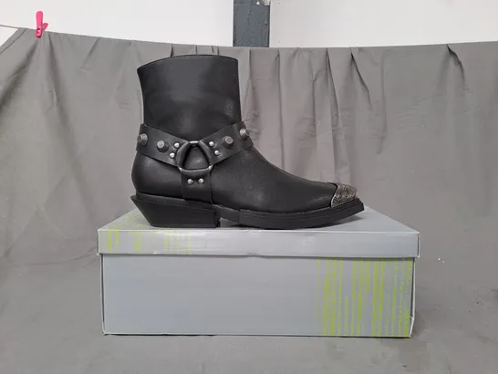 BOXED PAIR OF KOI SOUL RENDER COWBOY BOOTS IN BLACK/SILVER EFFECT UK SIZE 7