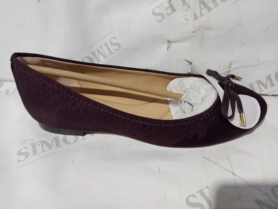 BOXED PAIR OF CLARKS GRACE LILLY BALLERINA WITH BOW TRIM STANDARD FIT IN PURPLE UK SIZE 5