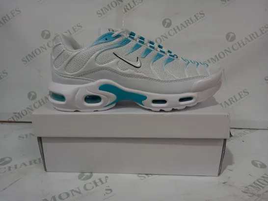 BOXED PAIR OF NIKE AIR TRAINERS IN WHITE/CYAN UK SIZE 8