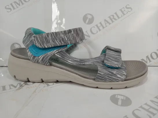 BOXED PAIR OF PAVERS OPEN TOE LOW WEDGE SANDALS IN GREY/CYAN EU SIZE 36