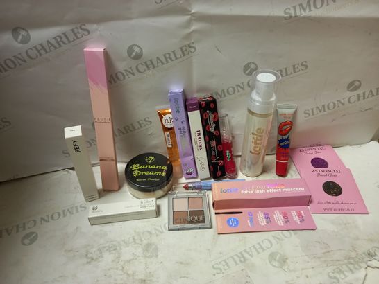 LOT OF APPROX 15 ASSORTED COSMETIC ITEMS TO INCLUDE LIP PLUMPING BALM, CLINIQUE EYESHADOW, ZS OFFICIAL PRESSER GLITTER, ETC