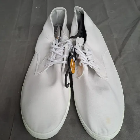 BOXED LOT OF APPROX. 15 PAIRS OF MENS WHITE LACE UP PUMPS. VARIOUS SIZES