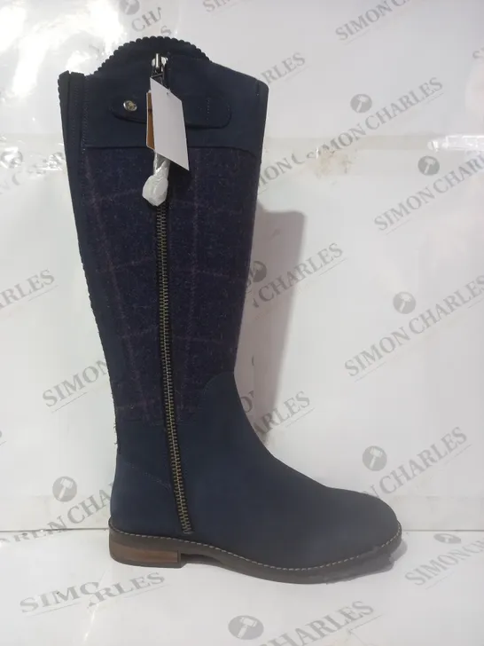 BOXED PAIR OF RYDALE ALLERTON TWEED SPANISH RIDING BOOTS IN NAVY SIZE 6