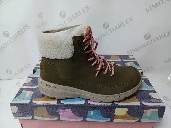 BOXED PAIR OF SKECHERS GLACIAL ULTRA BOOTS OLIVE SIZE 4