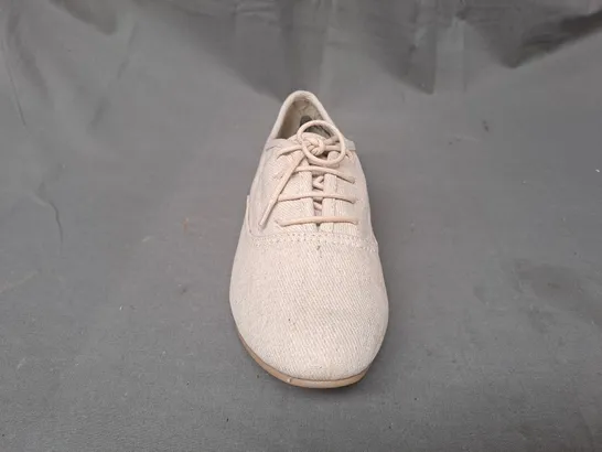 BOX OF APPROXIMATELY 10 PAIRS OF BARRATTS SHOES IN CREAM IN VARIOUS SIZES