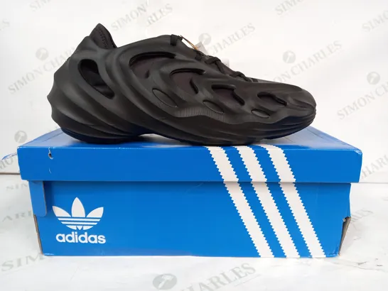 BOXED PAIR OF ADIDAS ADIFOM Q SHOES IN BLACK UK SIZE 9