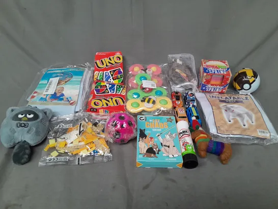 LOT OF ASSORTED TOYS AND GAMES TO INCLUDE TEDDYS, UNO CARDS AND LEGO