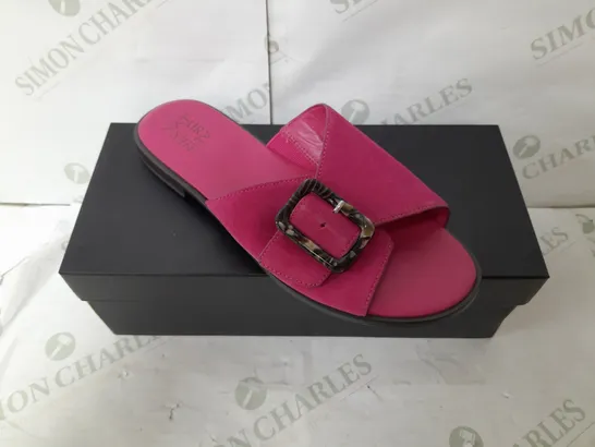 NATURALIZER SUEDE SANDAL IN HOT PINK WITH ANIMAL PRINT BUCKLE SIZE 7