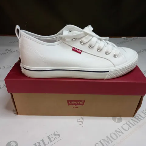 BOXED LEVI MAUI WHITE TRAINERS SIZE 6