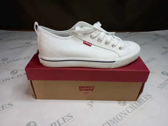 BOXED LEVI MAUI WHITE TRAINERS SIZE 6