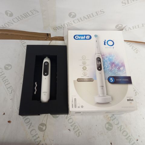 ORAL-B IO7 WHITE ULTIMATE CLEAN ELECTRIC TOOTHBRUSH