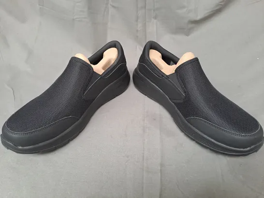 BOXED PAIR OF SKECHERS SLIP-ON SHOES IN BLACK UK SIZE 11