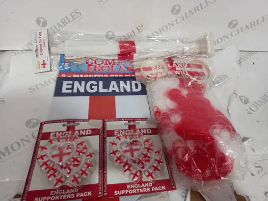 BOX OF ASSORTED ENGLAND ITEMS TO INCLUDE CAR MAGNETS, WIGS, FLAGS