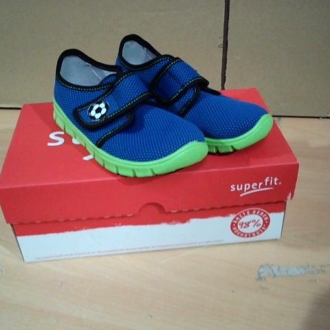 BOXED PAIR OF SUPERFIT KIDS FOOTBALL SHOES BLUE/GREEN SIZE 27