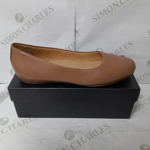 NATURALIZER LEATHER BALLET FLAT SHOE IN BROWN SIZE 6