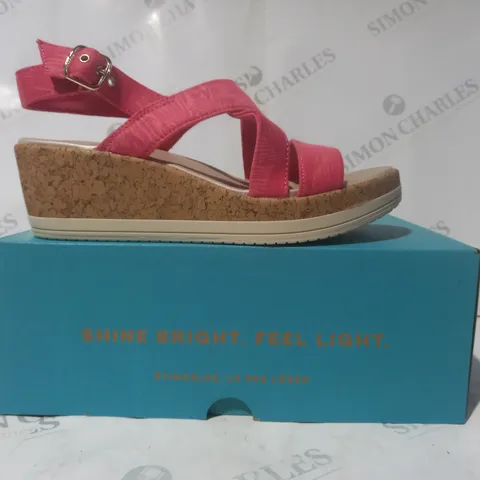 BOXED PAIR OF BZEES OPEN TOE WEDGE SANDALS IN PINK SIZE 6