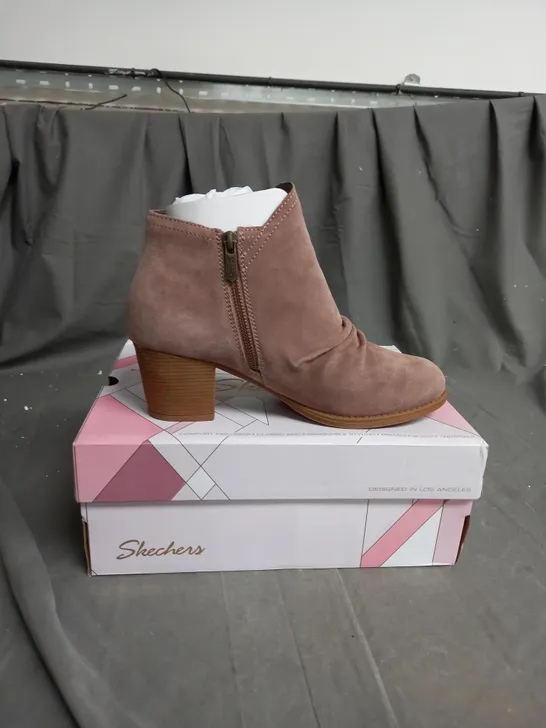 BOXED SKECHERS BIEGE HEELED ZIPPED BOOTS SIZE 7