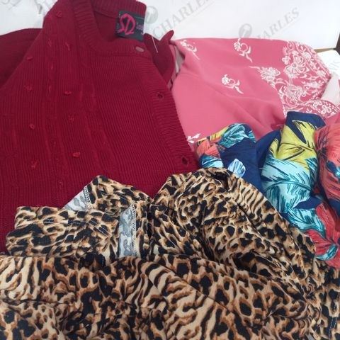 LOT OF APPROXIMATELY 5 ASSORTED FASHION AND CLOTHING ITEMS TO INCLUDE SARAH DUNNWAY CARDIGAN IN RED SIZE L, BONMARCHÉ SHORT SLEEVE TOP IN FLORAL PATTERN SIZE 12, ETC