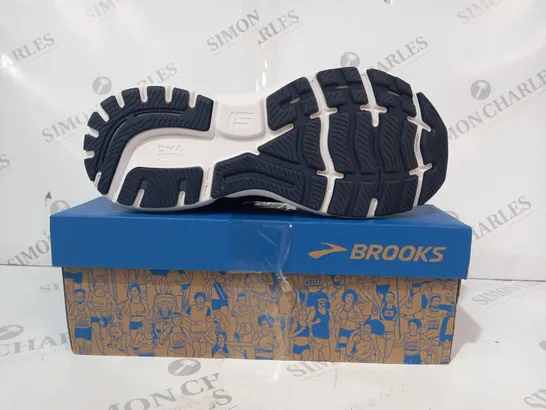 BOXED PAIR OF BROOKS GHOST TRAINERS IN NAVY/ORANGE/WHITE UK SIZE 8